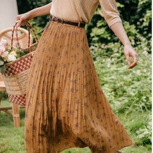Darcey Rose in Garden Skirt - Simple Retro